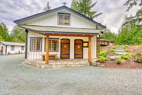 The parking area is situated just steps away from the cabin’s main entrance, making it easy to load and unload luggage.