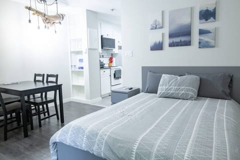 Cozy double bed with fresh linens and comfy pillows.