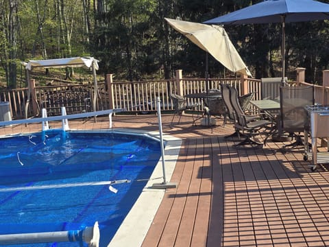 2 Tables With Umbrellas
4 Swivel Rocking Chairs
4 Padded Chairs
1 Rocking Swing