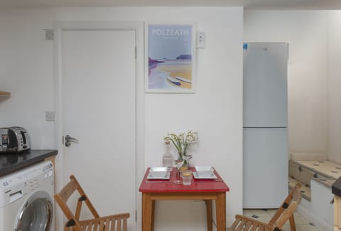 The Studio at Rockside, Polzeath. Ground floor: Dining table with seating for two