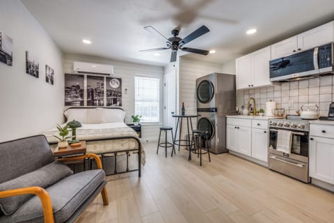 Studio, Kitchen, City View | Living area