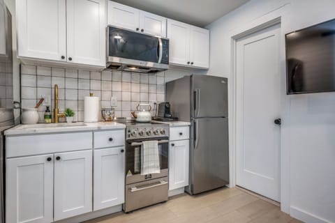 Studio, Kitchen, City View | Private kitchen | Full-size fridge, microwave, oven, stovetop