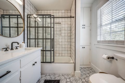 Studio Suite, Kitchen, City View | Bathroom | Towels, soap, shampoo, toilet paper