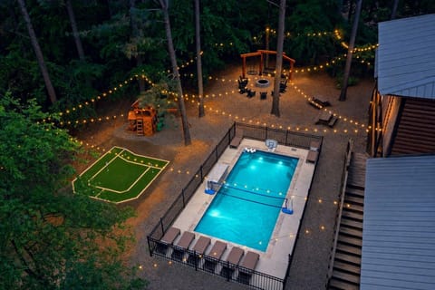 Everything you need for an epic stay is right here — pool, putting green, fire pit, and more.