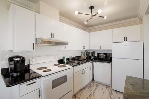 Family Apartment, 2 Bedrooms, Kitchen, Mountain View | Private kitchen | Coffee/tea maker, dining tables