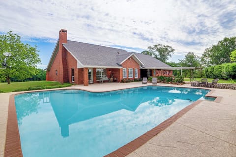 Winnsboro Vacation Rental | 4BR | 2.5BA | Half Step Required | 3,200 Sq Ft