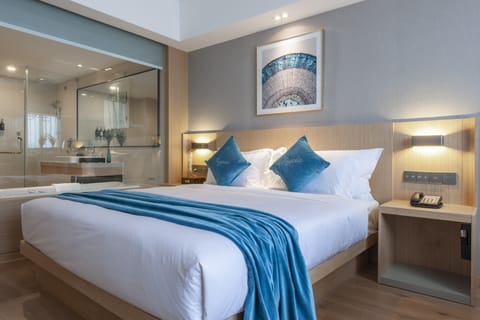 Classic Double Room | In-room safe, desk, bed sheets