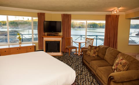 Honeymoon Room, 1 King Bed, Jetted Tub, Ocean View | Hypo-allergenic bedding, minibar, individually decorated