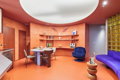 salon avec cuisine ouverte et coin repas