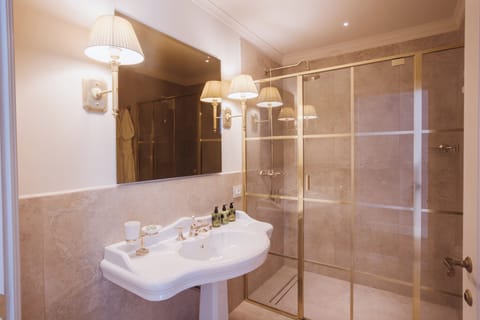 Luxury Suite | Bathroom | Shower, hair dryer, slippers, towels
