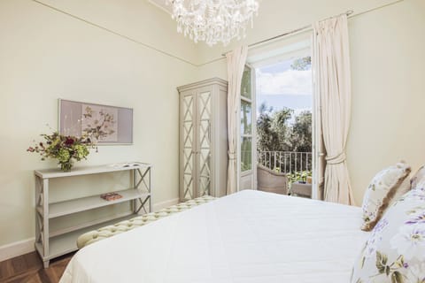 Junior Suite | Minibar, in-room safe, desk, laptop workspace