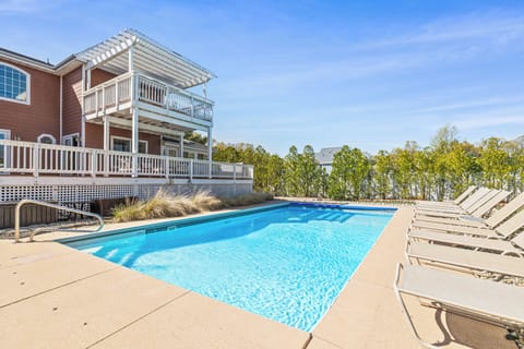 Dive in, dry off, repeat—this poolside setup brings everyone together in the best way.