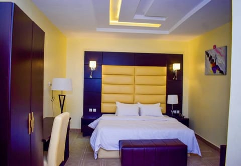 Royal Room | Desk, laptop workspace, free WiFi