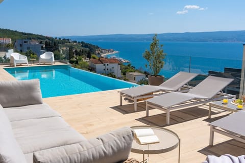 Ocean View Villa
3-bedroom villa with 28sqm heated infinity pool and a counter-current swimming program 