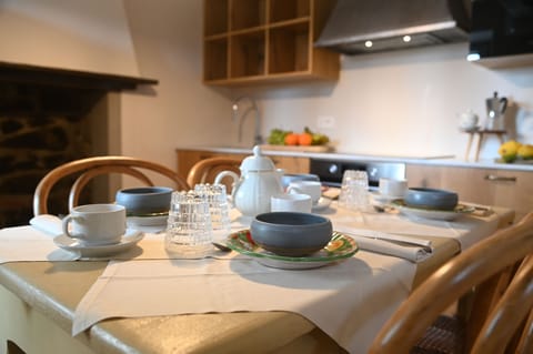 Full-size fridge, microwave, oven, stovetop