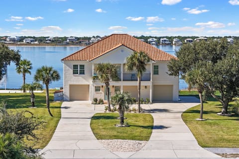 Front of house with a lot of parking