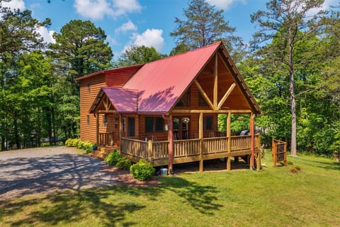 Gentle Ben's sits on nearly an acre of land surrounded by pine trees, with large open yard and ample parking. 