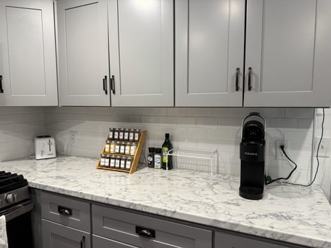 full spice rack, includes salt, pepper and oil for cooking. 