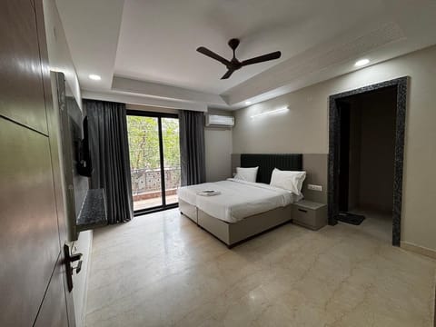 Deluxe Studio, Balcony | Premium bedding, laptop workspace, free WiFi, bed sheets