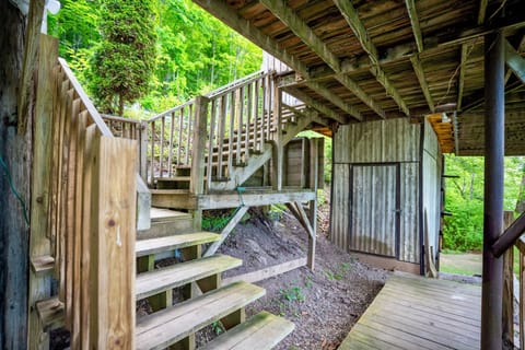 Guests should be prepared for a short uphill climb to reach the cabins above