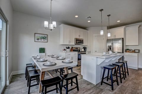 6 seat table plus 3 seat bar perfect for family meals.