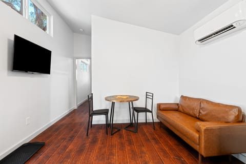 Tiny Home: Compact Living, Cozy Style