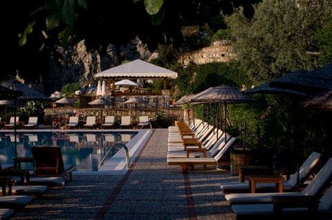 Poolside bar