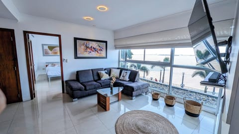 Sala con TV y vista al Rio