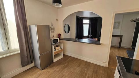 Cuisine semi ouverte sur le salon, équipée avec plaques de cuisson, four, réfrigérateur avec congélateur, machine à café, bouilloire, grille-pain et micro-ondes