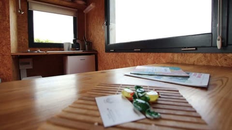 Table avec banc et 2 tabourets