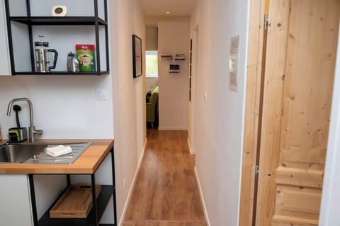 Le couloir desservant les chambres, le salon et la cuisine