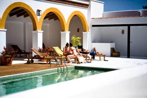 Seasonal outdoor pool, free cabanas, sun loungers