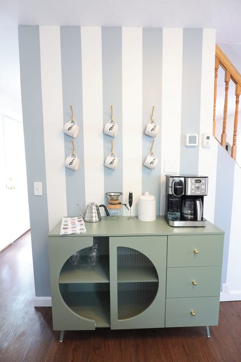 Coffee station equipped with drip coffee machine, pour over and single pod.