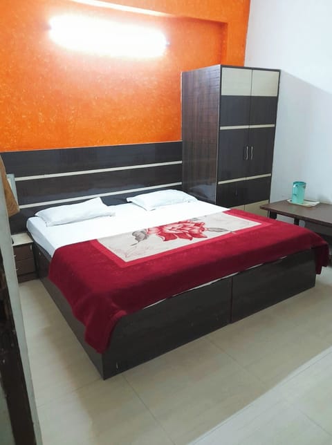 Deluxe Double Room | Hypo-allergenic bedding, in-room safe, desk, soundproofing