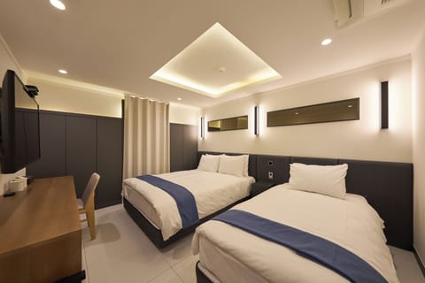 Standard Family | Desk, laptop workspace, blackout drapes, WiFi (free)