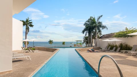 Pools & Lounge Areas