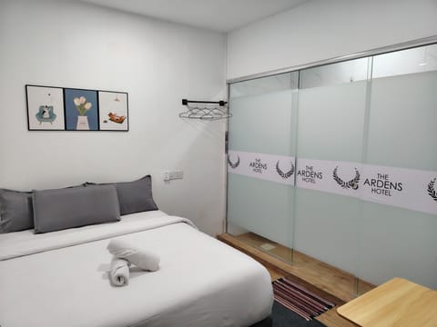 Standard Double Room | Desk, WiFi (free)