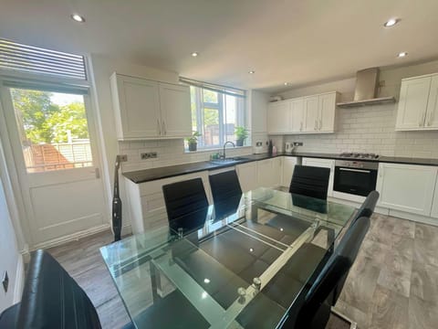 House | Private kitchen | Fridge, microwave, oven, stovetop