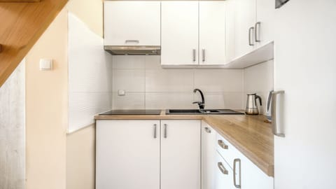Apartment (406) | Private kitchen | Fridge, stovetop, electric kettle, cookware/dishes/utensils