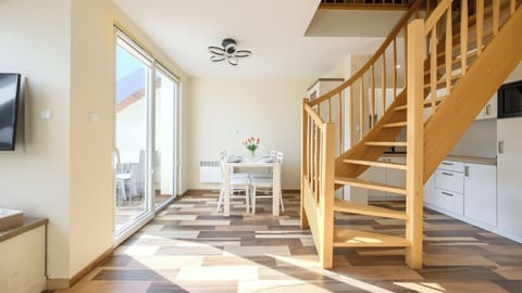 Apartment (406) | Living area | Flat-screen TV