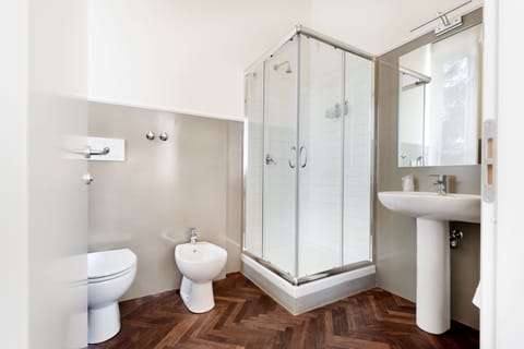 Shower, free toiletries, hair dryer, bidet