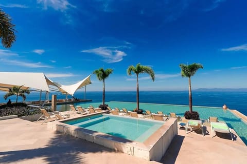 Rooftop — Relaxing jacuzzi