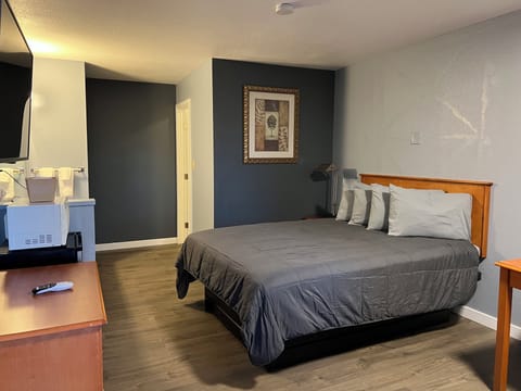 Standard Room, 1 Queen Bed, Non Smoking | Free WiFi, bed sheets