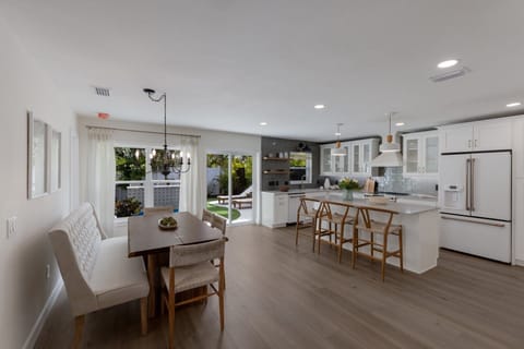 Villa, 2 Bedrooms | Dining