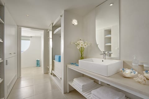 Larimar Four-Bedroom Beachfront Villa | In-room safe, soundproofing, free WiFi, bed sheets