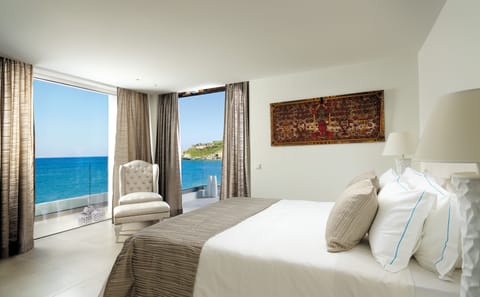 Larimar Four-Bedroom Beachfront Villa | In-room safe, soundproofing, free WiFi, bed sheets