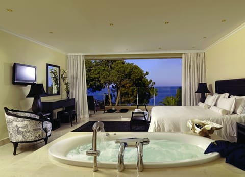 In-room safe, soundproofing, free WiFi, bed sheets