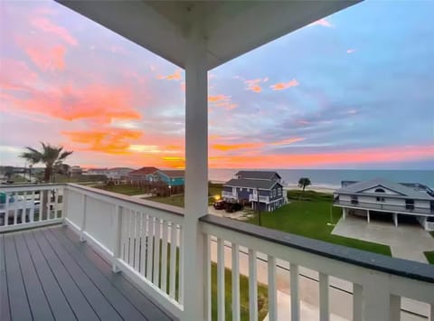 Beachfront Views & Sunrise Balcony! 
Steps to the sand & sunrise from the deck.