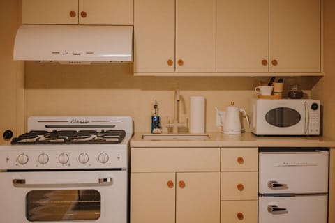 Family Room (2 Queen + Pull Out Sofa) NO PETS | Private kitchen | Mini-fridge, coffee/tea maker, electric kettle