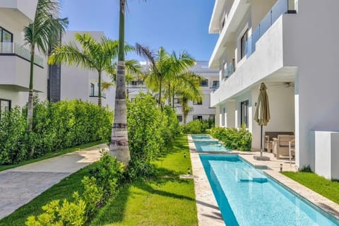 Back Yard, Swim Up